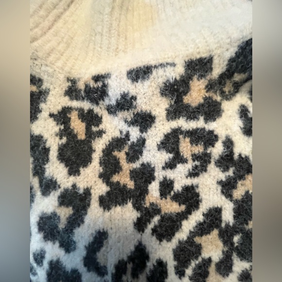 NWT LOFT Petites M Leopard Print Turtleneck Sweater Cream Long Sleeve - Picture 7 of 8